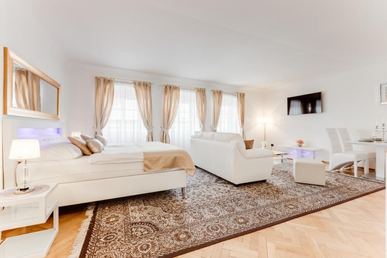 Charles Bridge Royal Apartments - Castle District プラハ エクステリア 写真