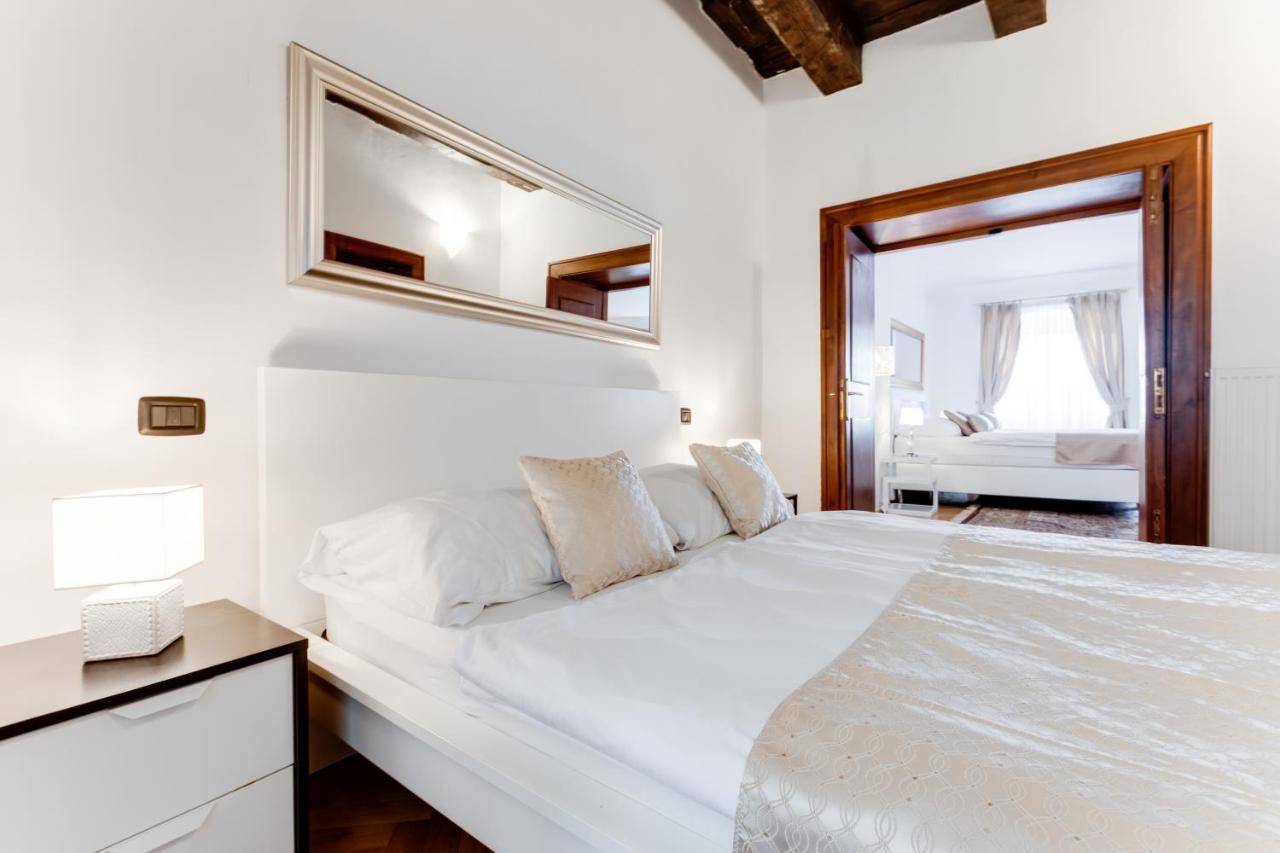 Charles Bridge Royal Apartments - Castle District プラハ エクステリア 写真