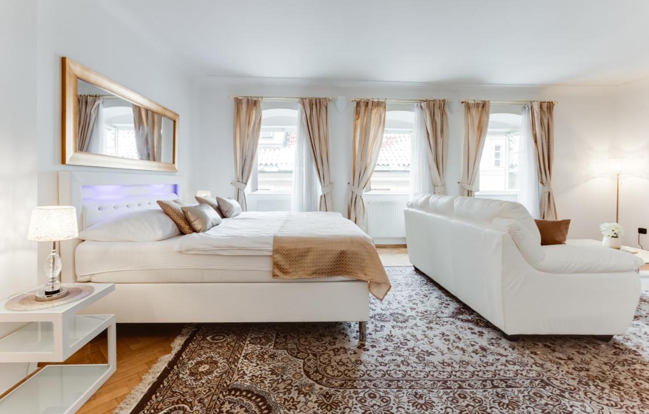 Charles Bridge Royal Apartments - Castle District プラハ エクステリア 写真