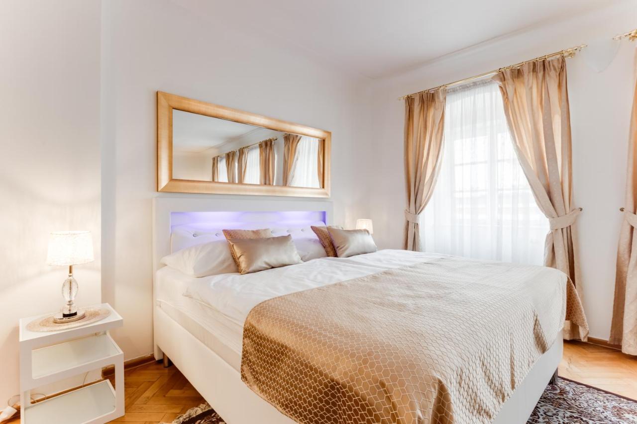 Charles Bridge Royal Apartments - Castle District プラハ エクステリア 写真