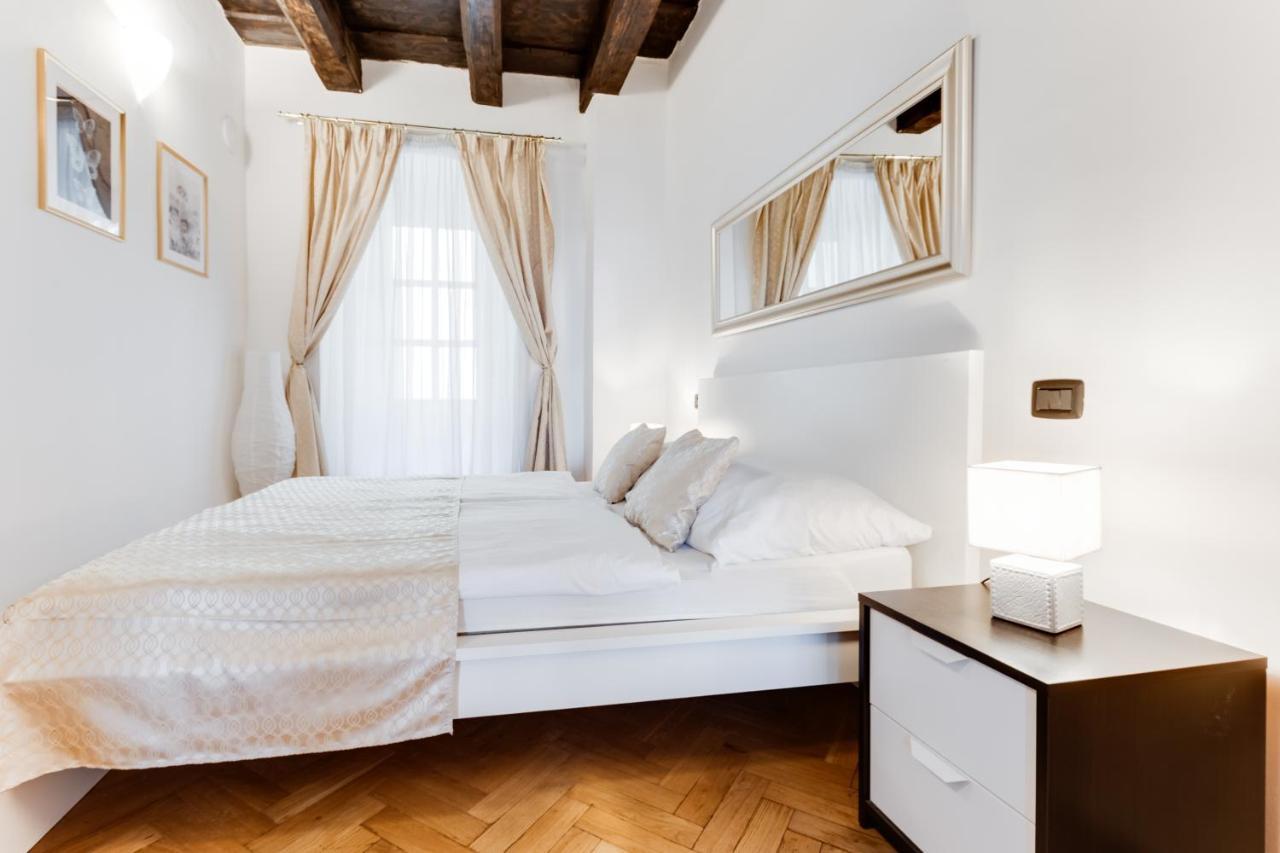 Charles Bridge Royal Apartments - Castle District プラハ エクステリア 写真