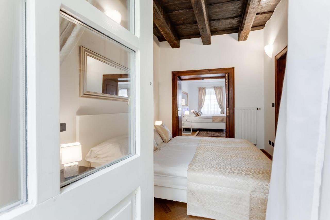 Charles Bridge Royal Apartments - Castle District プラハ エクステリア 写真