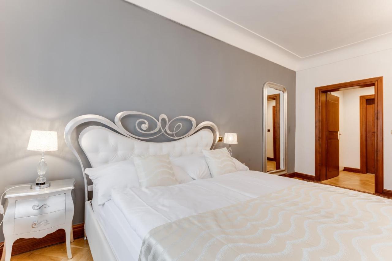 Charles Bridge Royal Apartments - Castle District プラハ エクステリア 写真