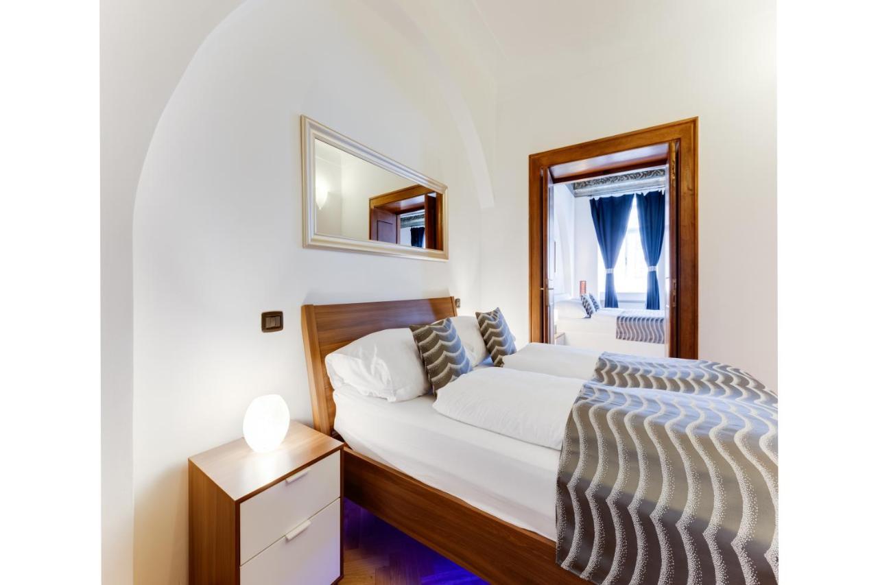 Charles Bridge Royal Apartments - Castle District プラハ エクステリア 写真