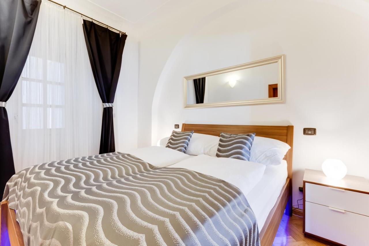 Charles Bridge Royal Apartments - Castle District プラハ エクステリア 写真